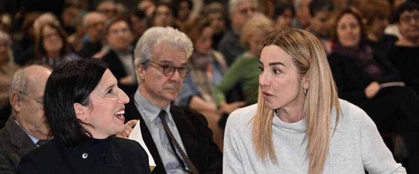 Silvia Salis lavora ai fianchi la Schlein: “Idee diverse su come gestisce il Pd, ma quello è un posto pericoloso”