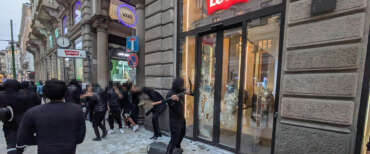 Studenti rossi, riprendono le devastazioni a Milano. FdI: “Vanno incriminati per associazione a delinquere”