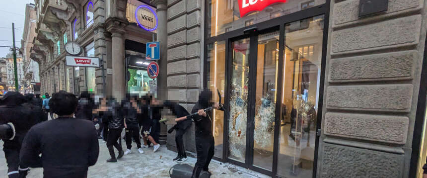 Studenti rossi e maranza, nuove devastazioni a Milano. FdI: “Vanno incriminati per associazione a delinquere”