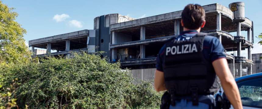Tor Sapienza, dopo lo sgombero arrivano le ruspe: al via la demolizione del palazzo della droga. Esultano i residenti e FdI