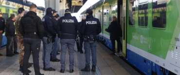 Palpeggia una ragazzina sul treno che la riporta a casa da scuola: arrestato trentenne richiedente asilo