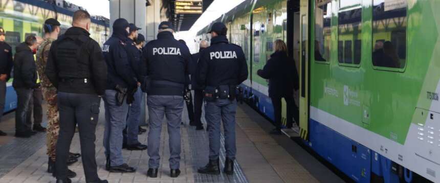 Palpeggia una ragazzina sul treno che la riporta a casa da scuola: arrestato trentenne richiedente asilo